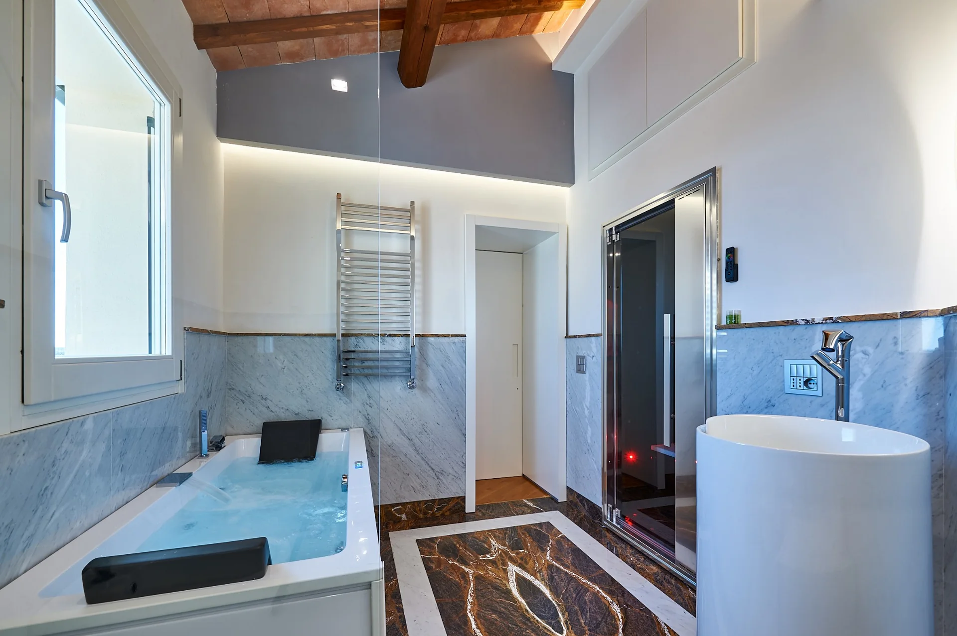 Soggiorno luminoso di una residenza Differo con arredi contemporanei